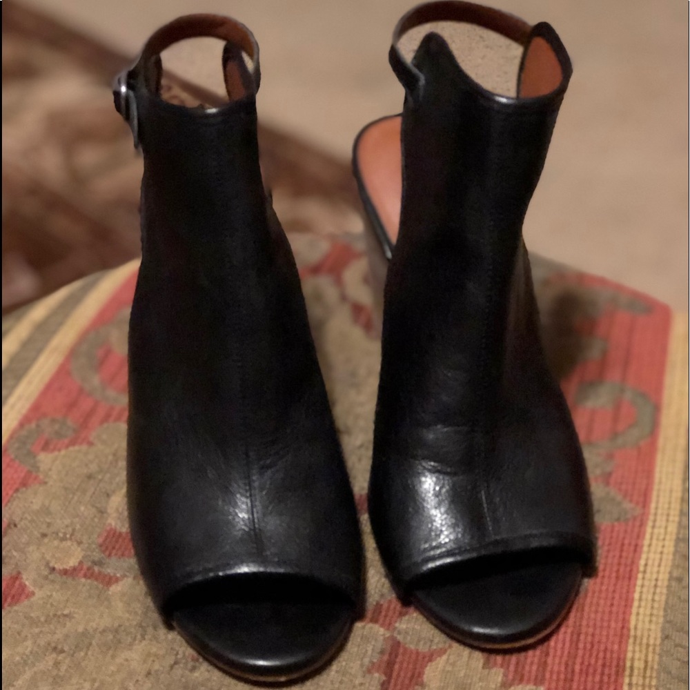 LUCKY 9.5 peep toe black leather wedge sandal